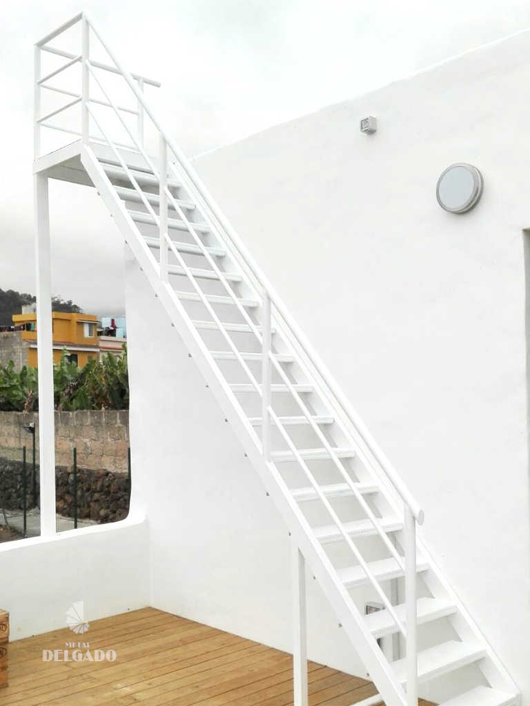 escaleras metalicas de exterior blanca tenerife